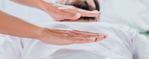 Bij Reiki en Seichem healing laat je helende energie stromen via de handen.