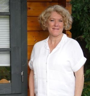 Henriette Nouwens bij de ingang van haar praktijk in Waalre. Op je best in je hoofd je lijf en je emoties